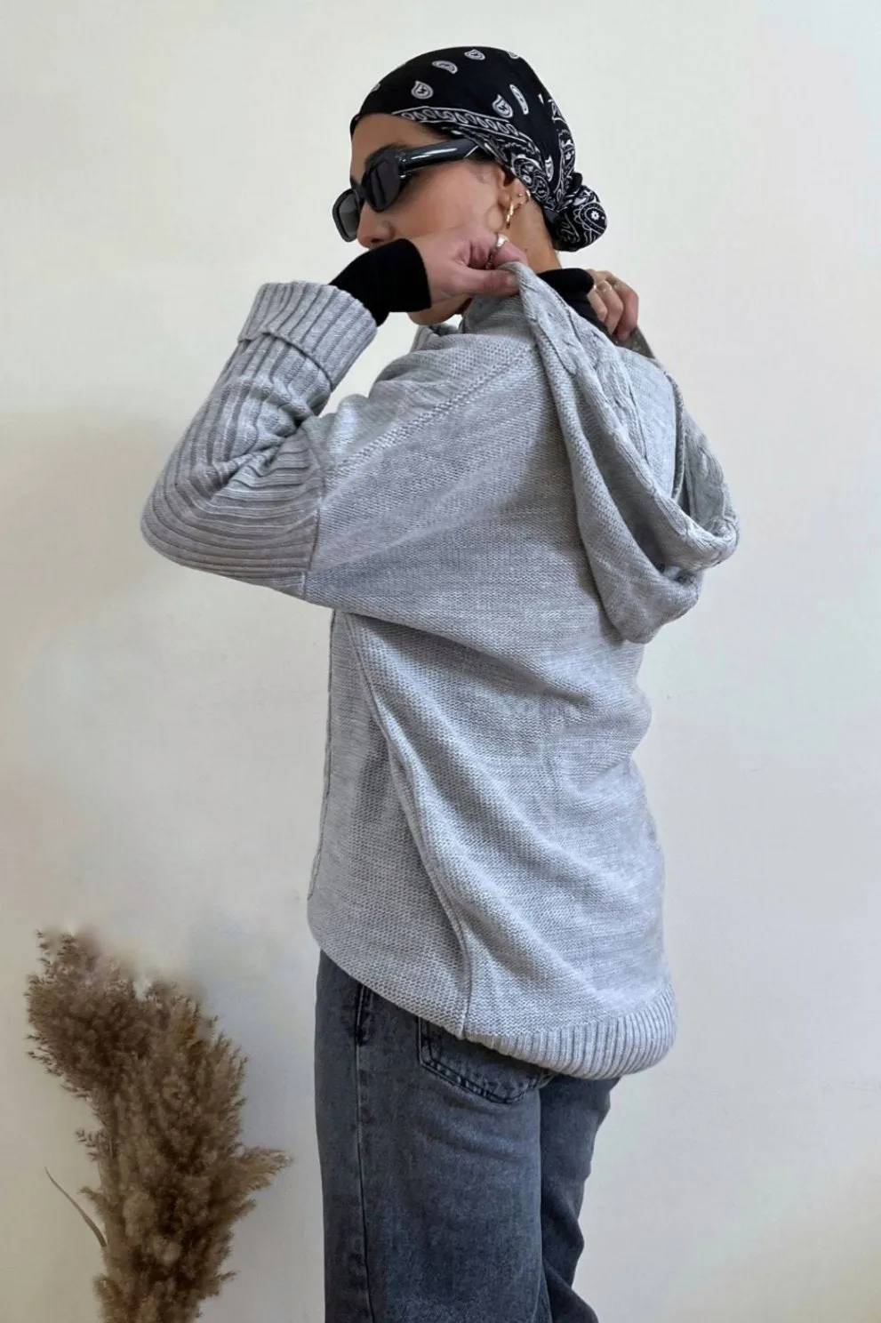 HOODED CABLE KNIT SWEATER - GREY