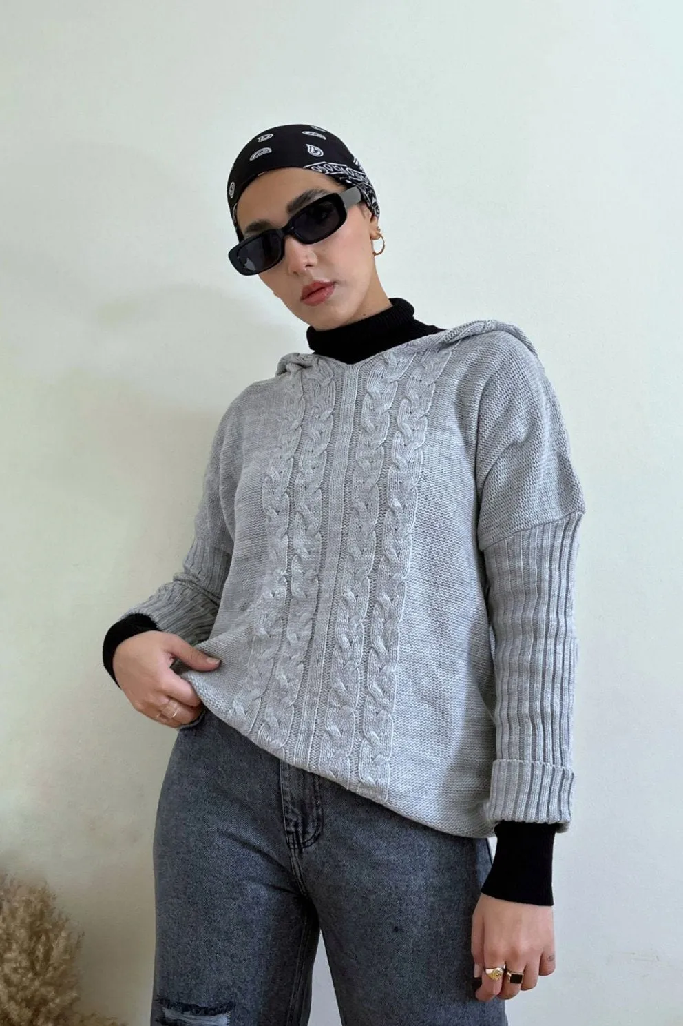 HOODED CABLE KNIT SWEATER - GREY