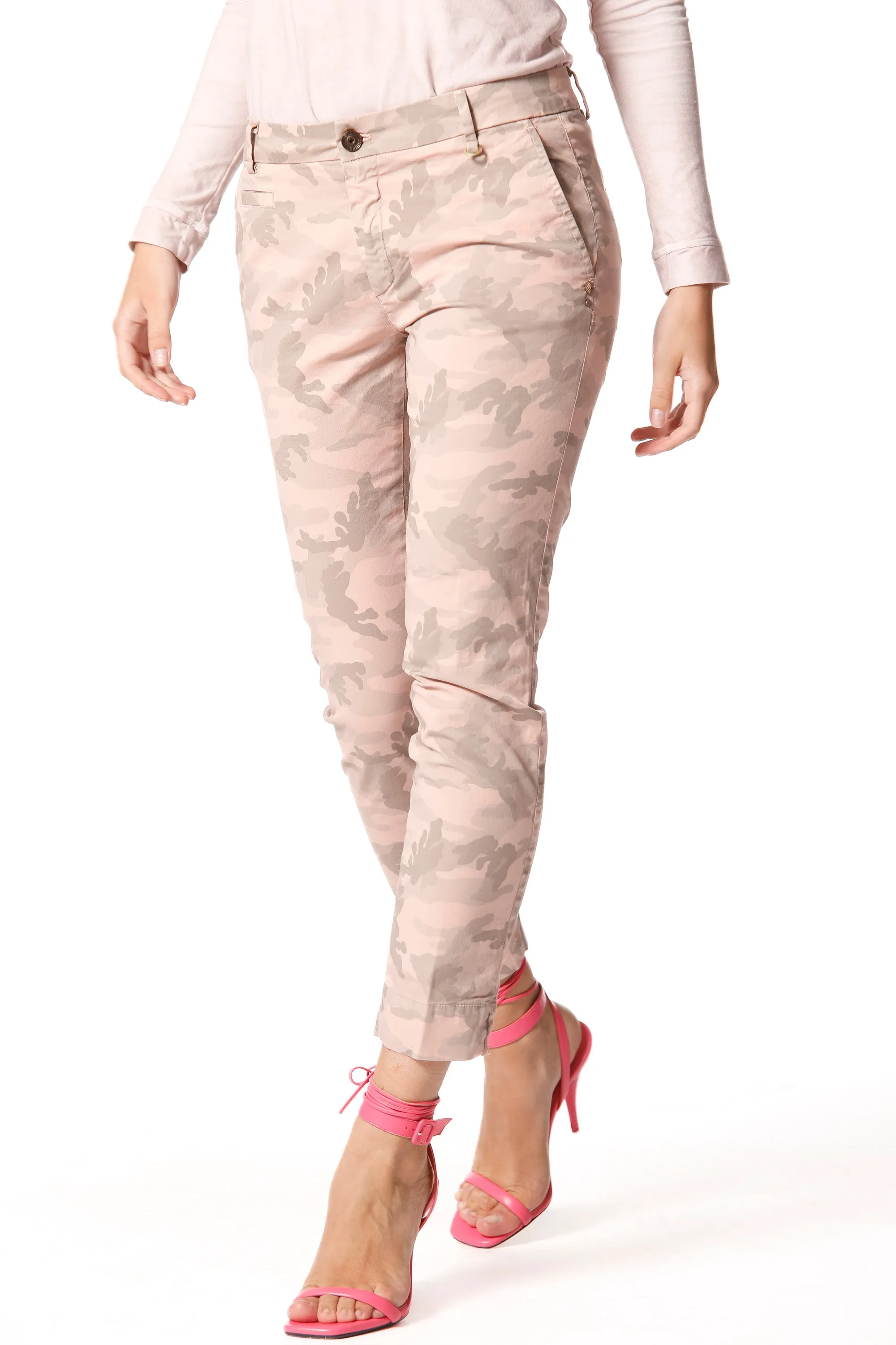 Jaqueline Capri pantalone chino donna in cotone camou curvy ①
