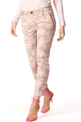 Jaqueline Capri pantalone chino donna in cotone camou curvy ①